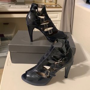 Patent leather heel 💙🖤